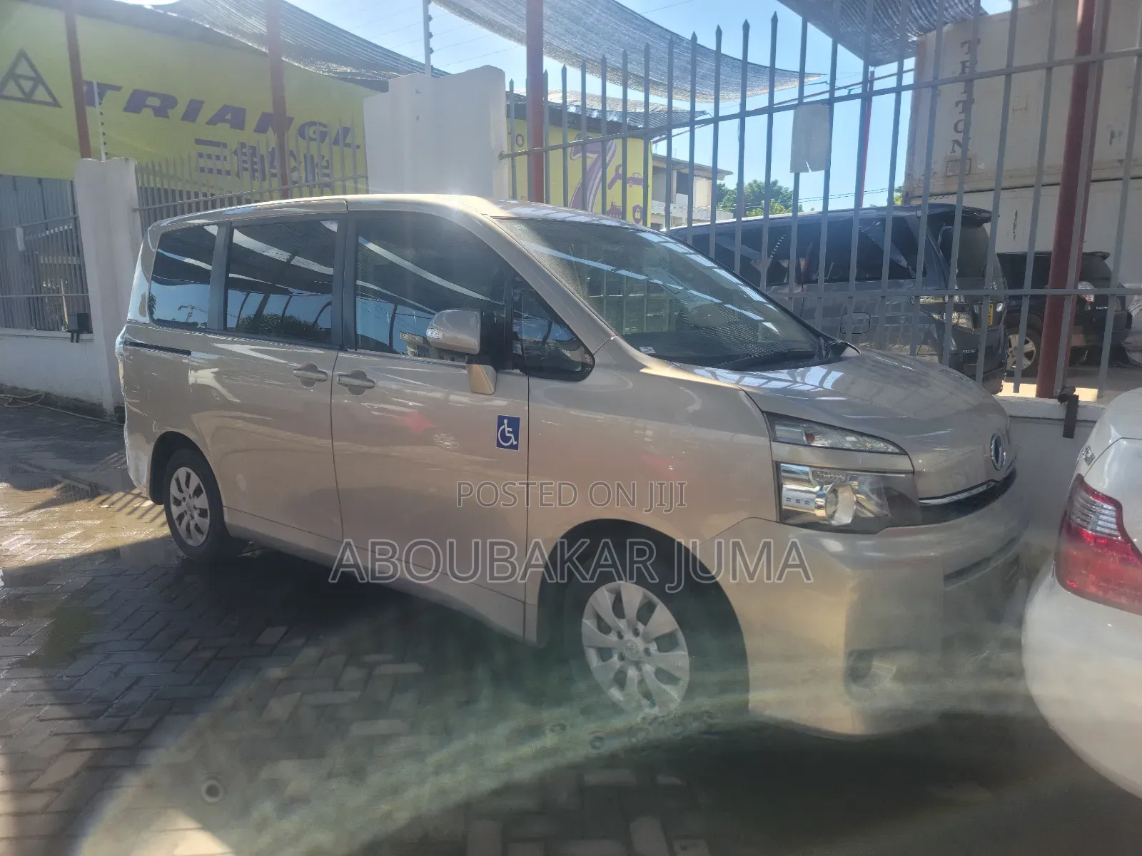 Toyota Voxy 2011 Gold