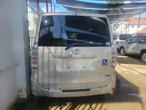 Toyota Voxy 2011 Gold