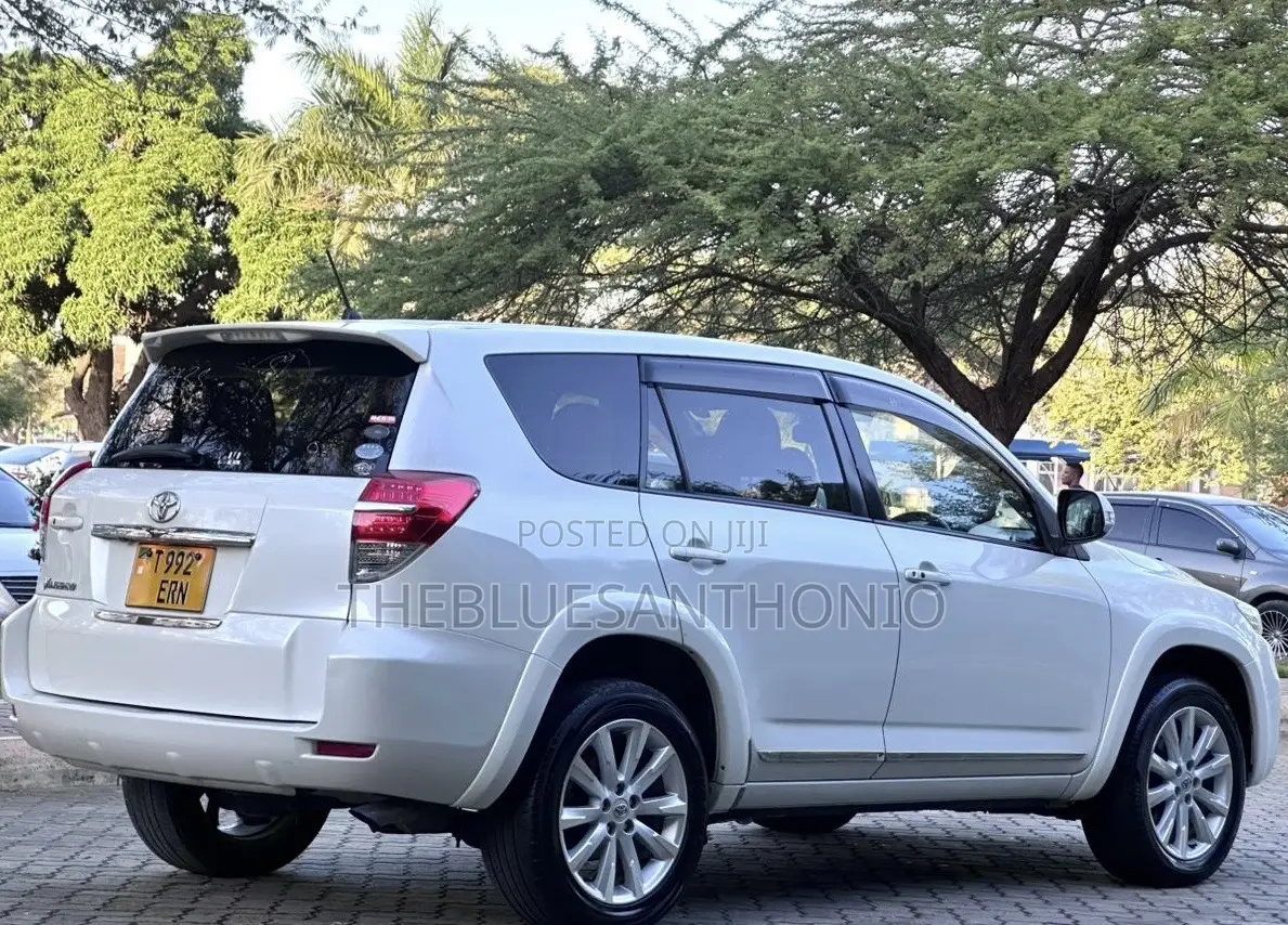 Toyota Vanguard 2010 White