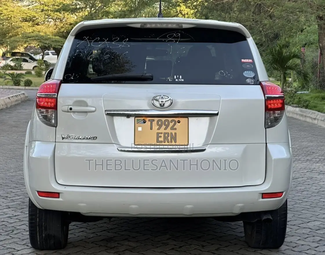 Toyota Vanguard 2010 White