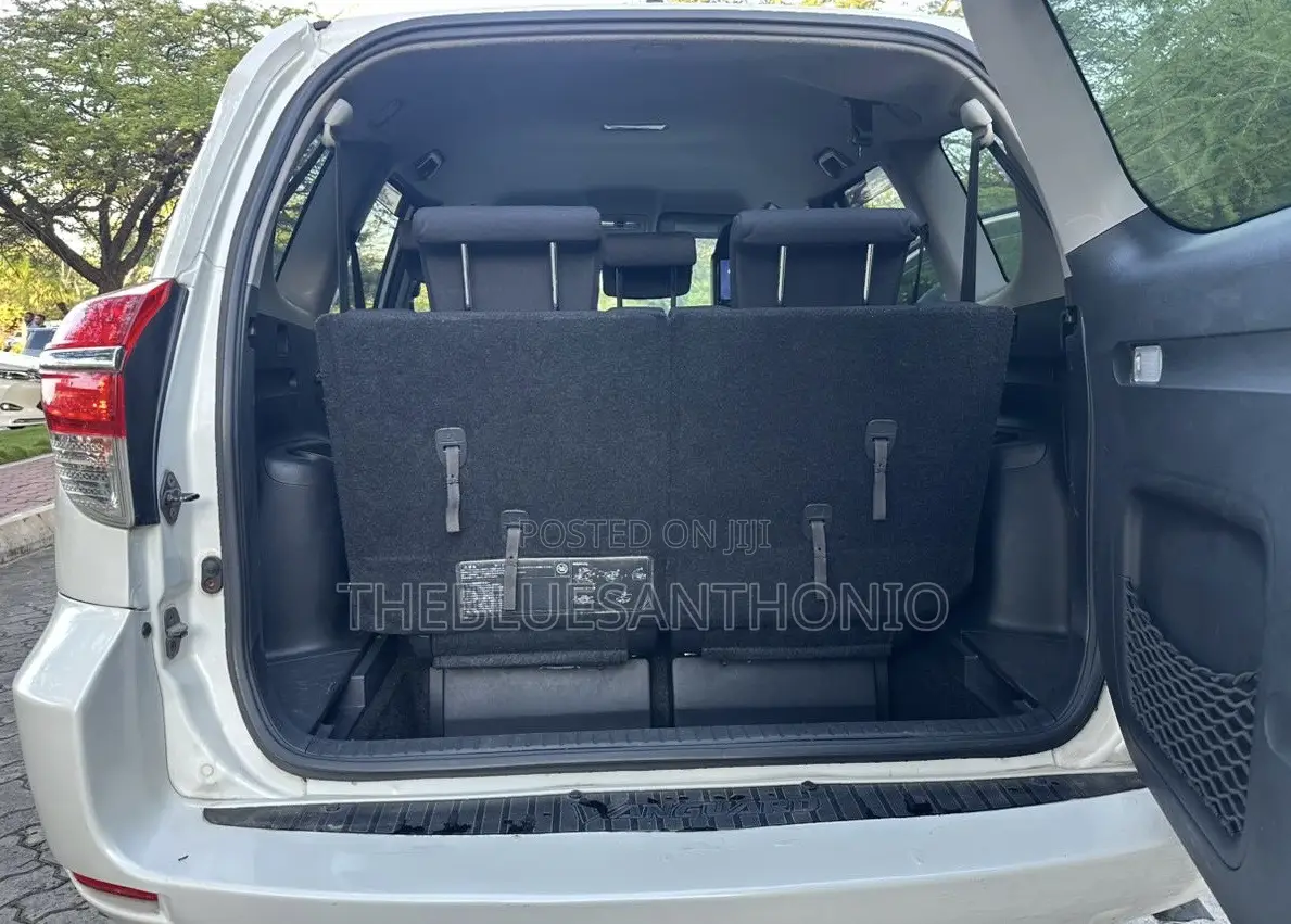 Toyota Vanguard 2010 White