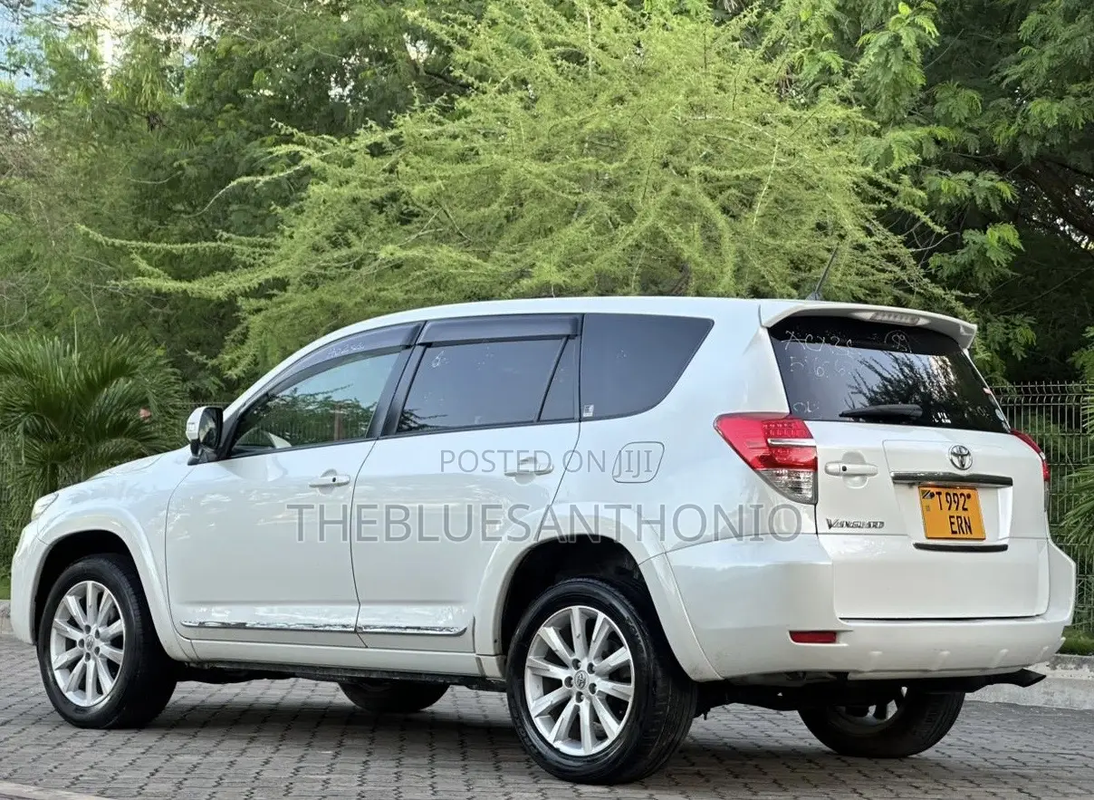 Toyota Vanguard 2010 White