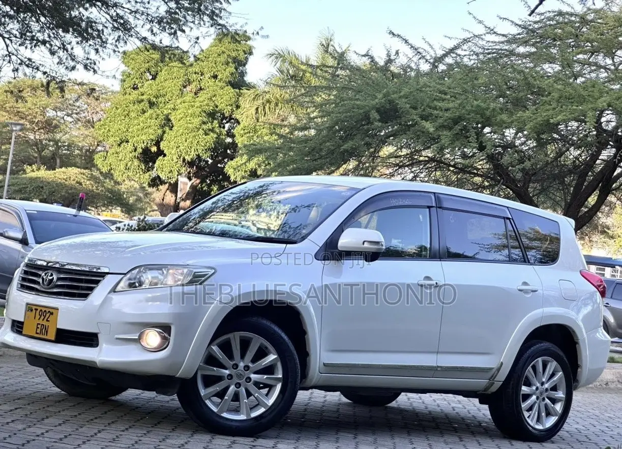 Toyota Vanguard 2010 White