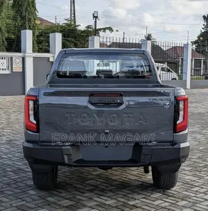 New Toyota Hilux 2025 Gray