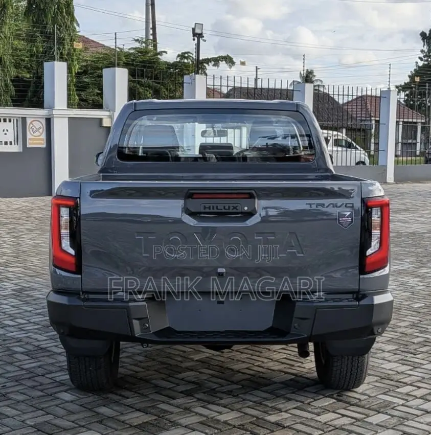 New Toyota Hilux 2025 Gray