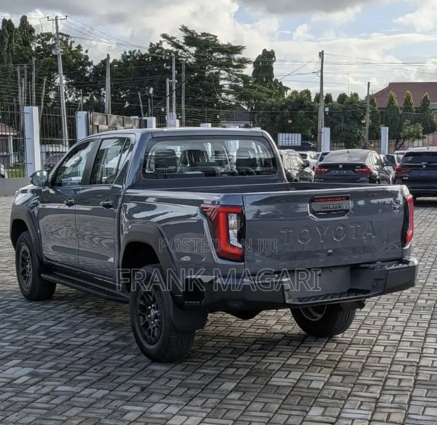 New Toyota Hilux 2025 Gray