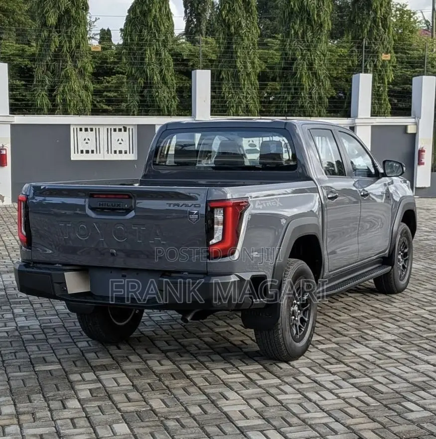 New Toyota Hilux 2025 Gray