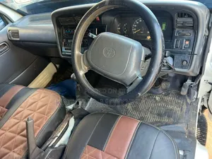 Toyota HiAce 2002 White