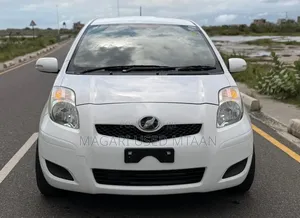 Toyota Vitz 1.0 FWD 5dr 2010 White