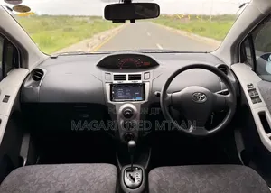 Toyota Vitz 1.0 FWD 5dr 2010 White