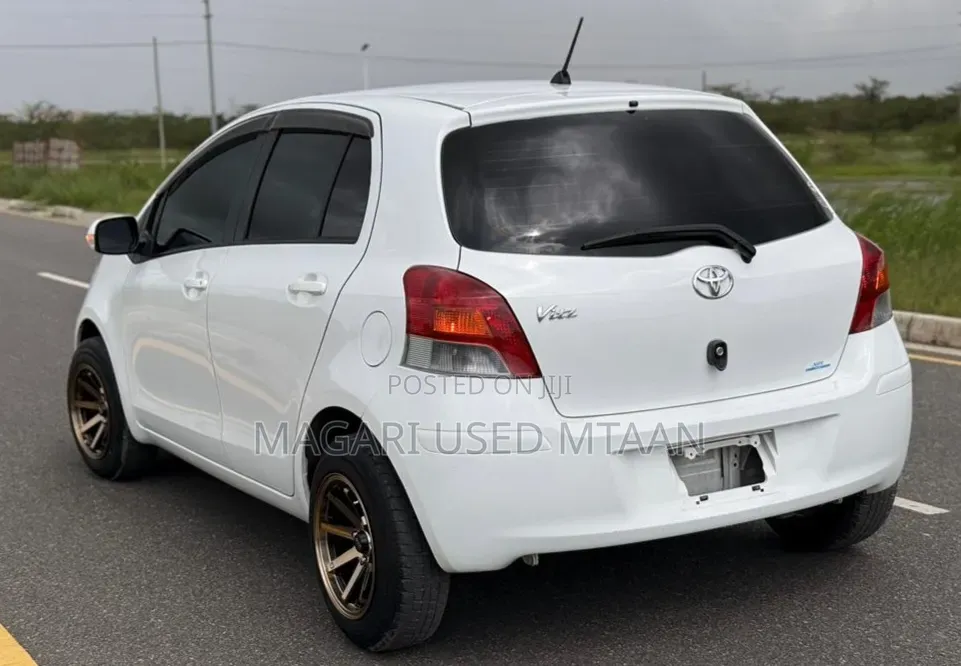 Toyota Vitz 1.0 FWD 5dr 2010 White