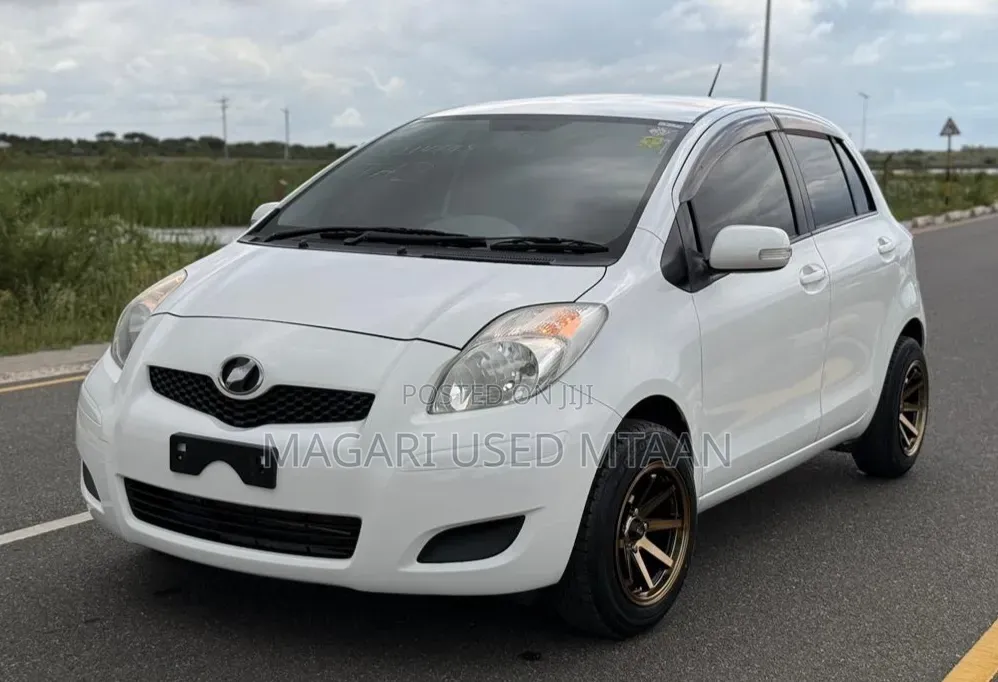 Toyota Vitz 1.0 FWD 5dr 2010 White