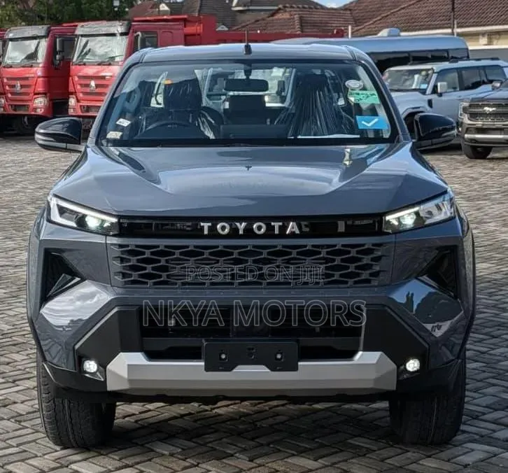 Toyota Hilux 2025 Gray