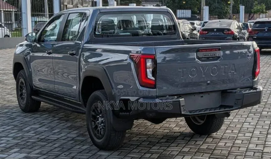 Toyota Hilux 2025 Gray