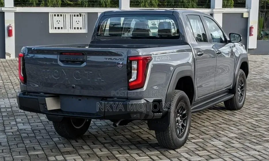 Toyota Hilux 2025 Gray
