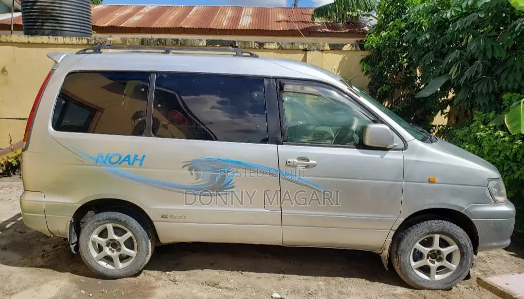 Toyota Noah 2001 Silver