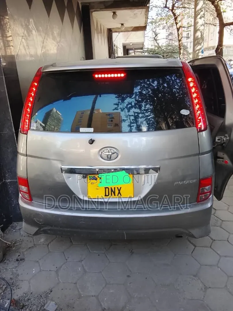 Toyota ISIS 2010 Gray