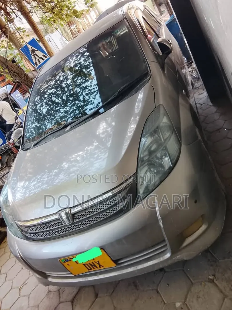Toyota ISIS 2010 Gray