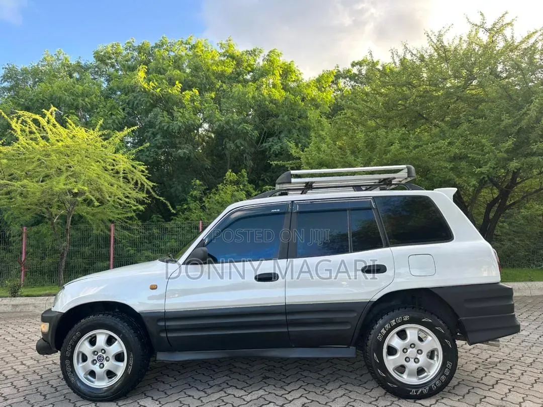 Toyota RAV4 1999 White