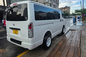 Toyota Quantum 2011 White