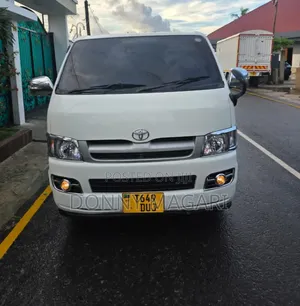 Toyota Quantum 2011 White