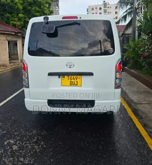 Toyota Quantum 2011 White