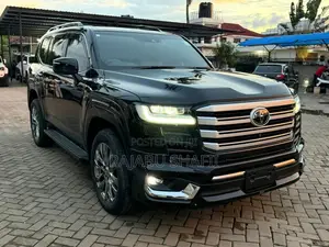 Toyota Land Cruiser LC300 2024 Black