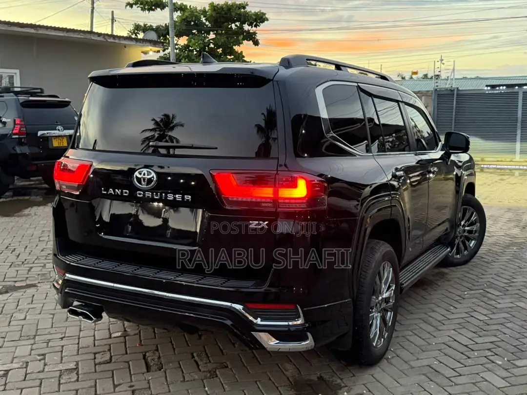 Toyota Land Cruiser LC300 2024 Black