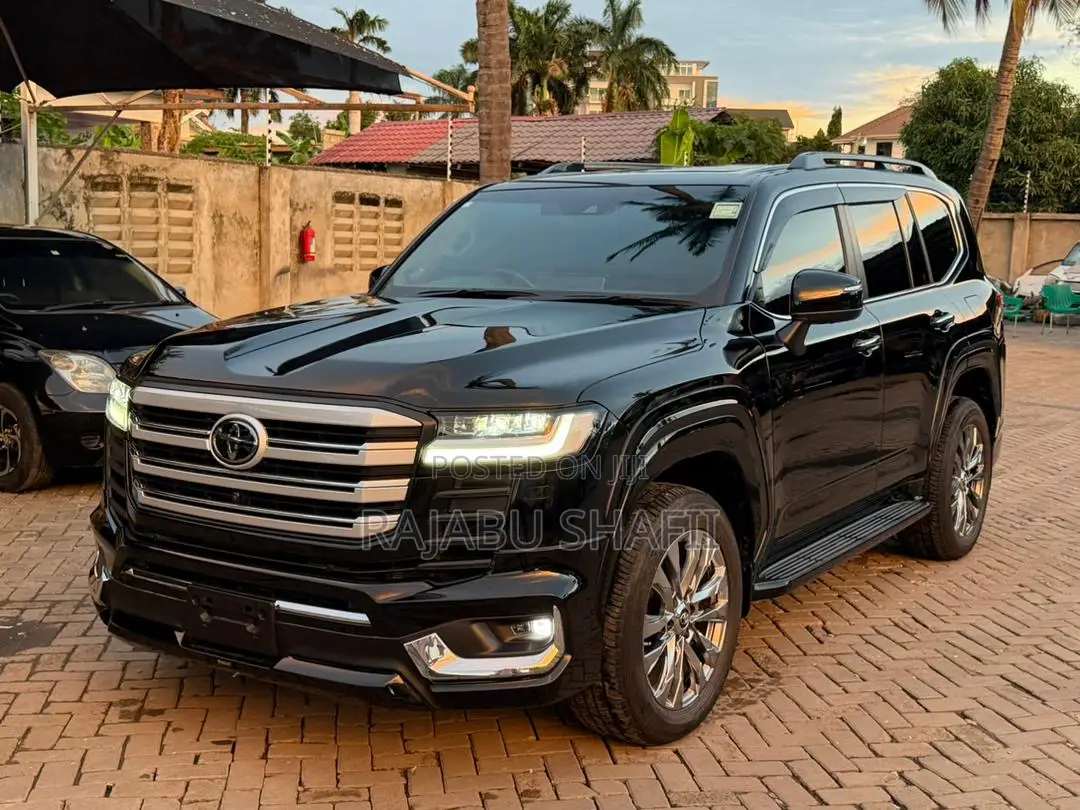 Toyota Land Cruiser LC300 2024 Black