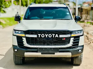 Toyota Land Cruiser LC300 2024 White