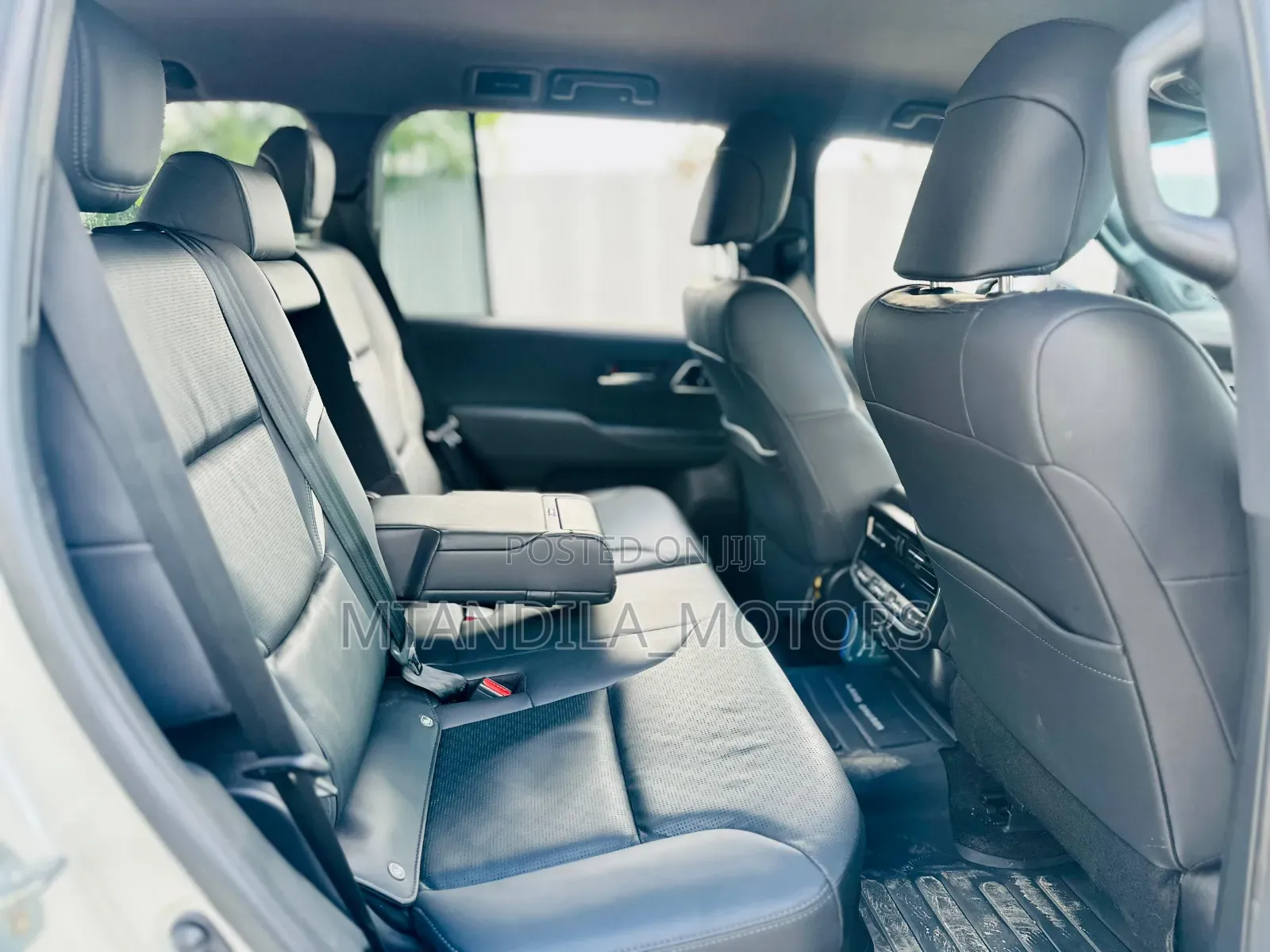 Toyota Land Cruiser LC300 2024 White