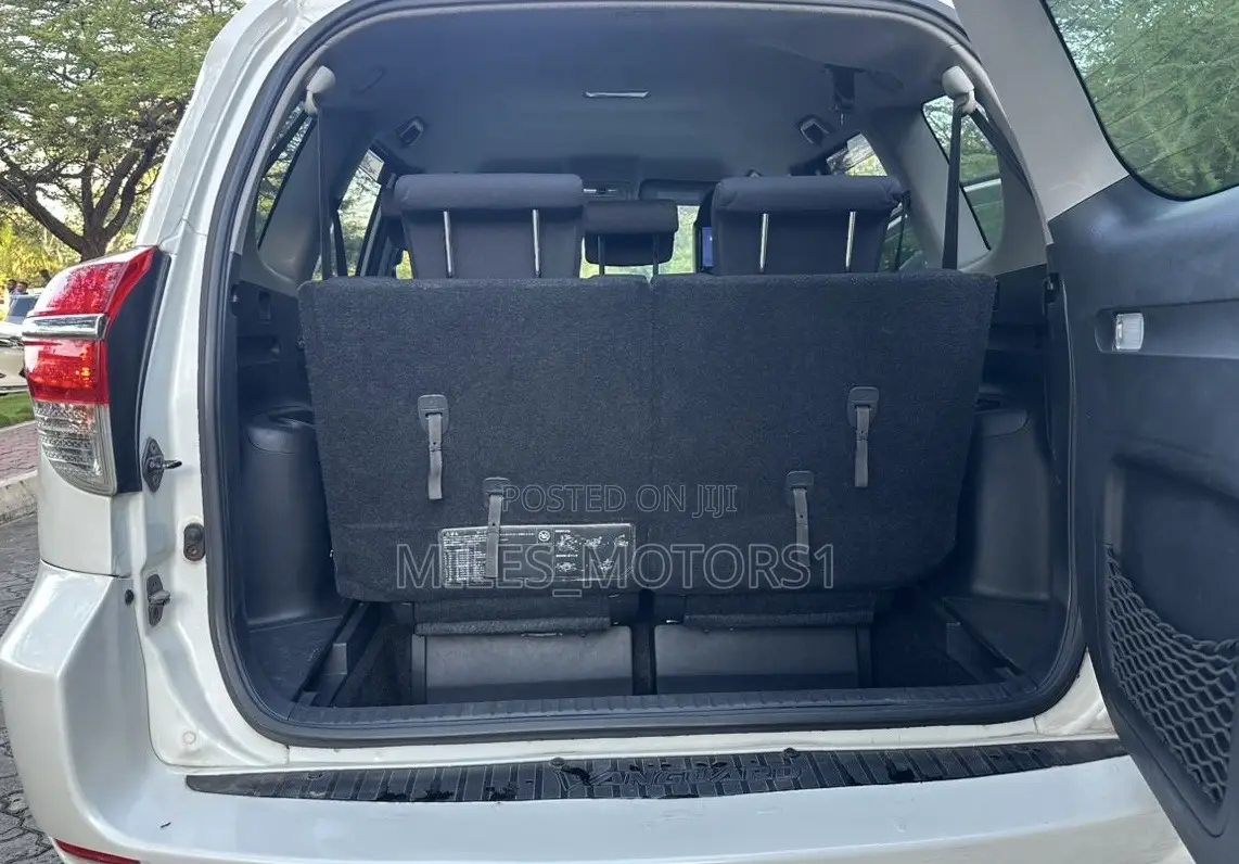 Toyota Vanguard 2010 White