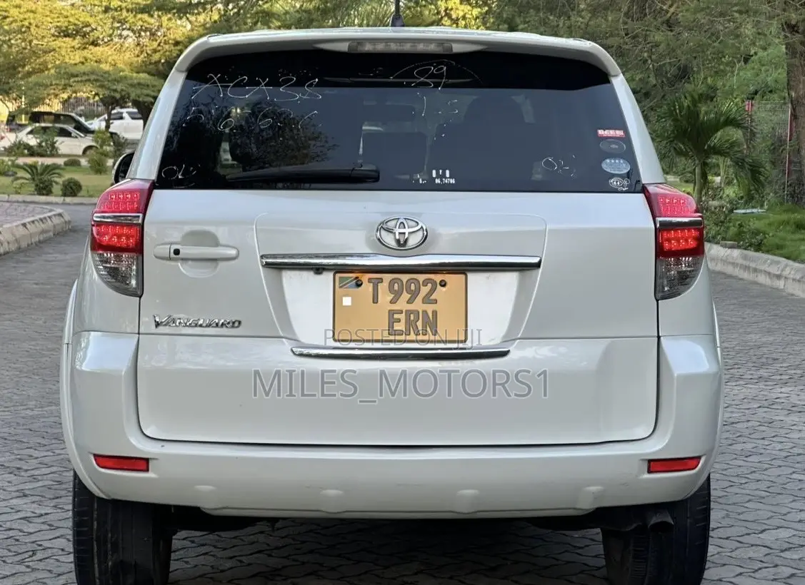 Toyota Vanguard 2010 White