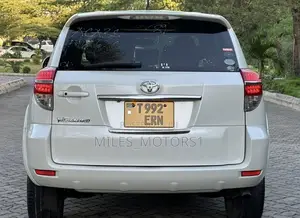Toyota Vanguard 2010 White