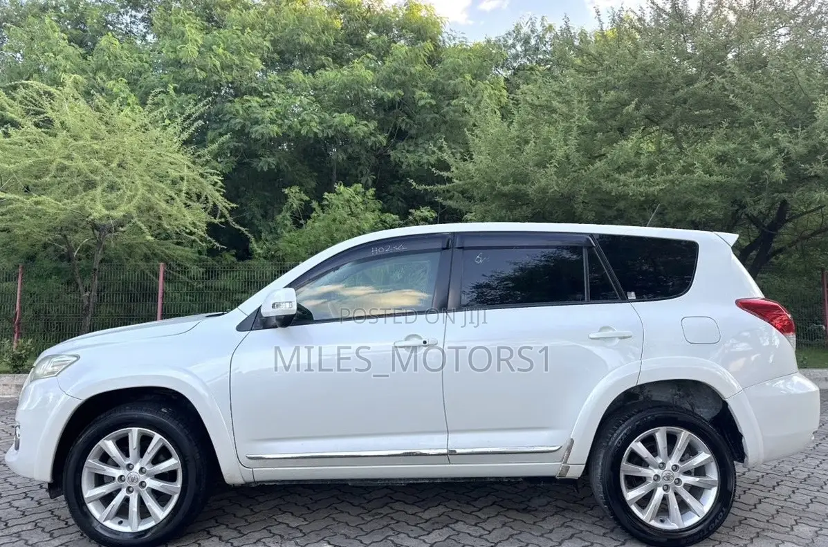 Toyota Vanguard 2010 White