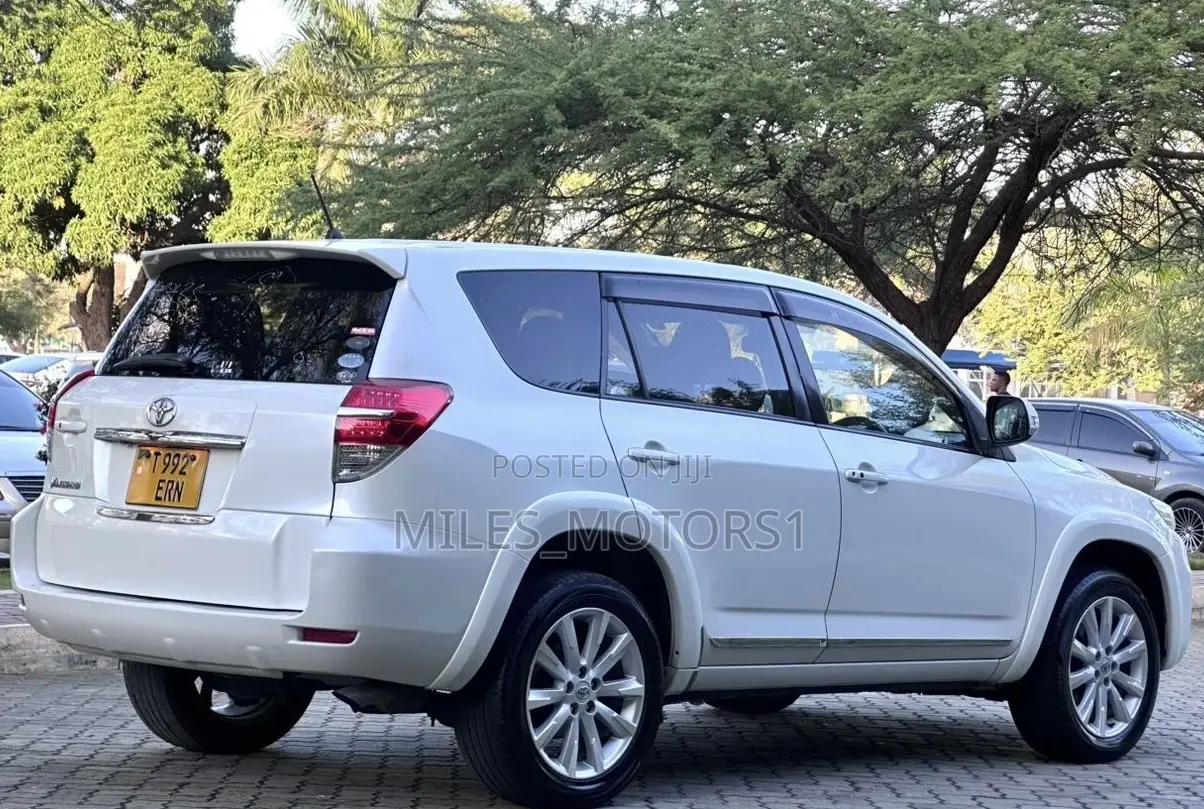 Toyota Vanguard 2010 White