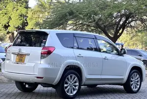 Toyota Vanguard 2010 White