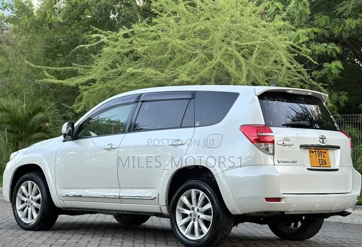 Toyota Vanguard 2010 White