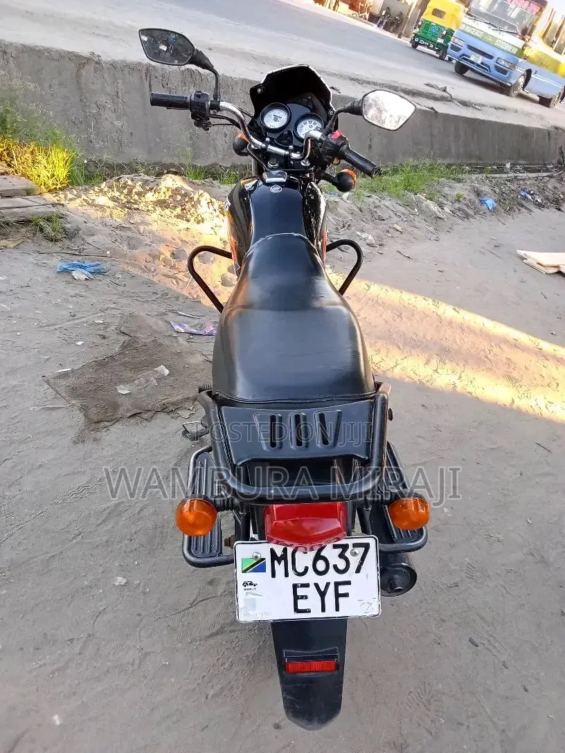 New TVS HLX 125 2025 Black