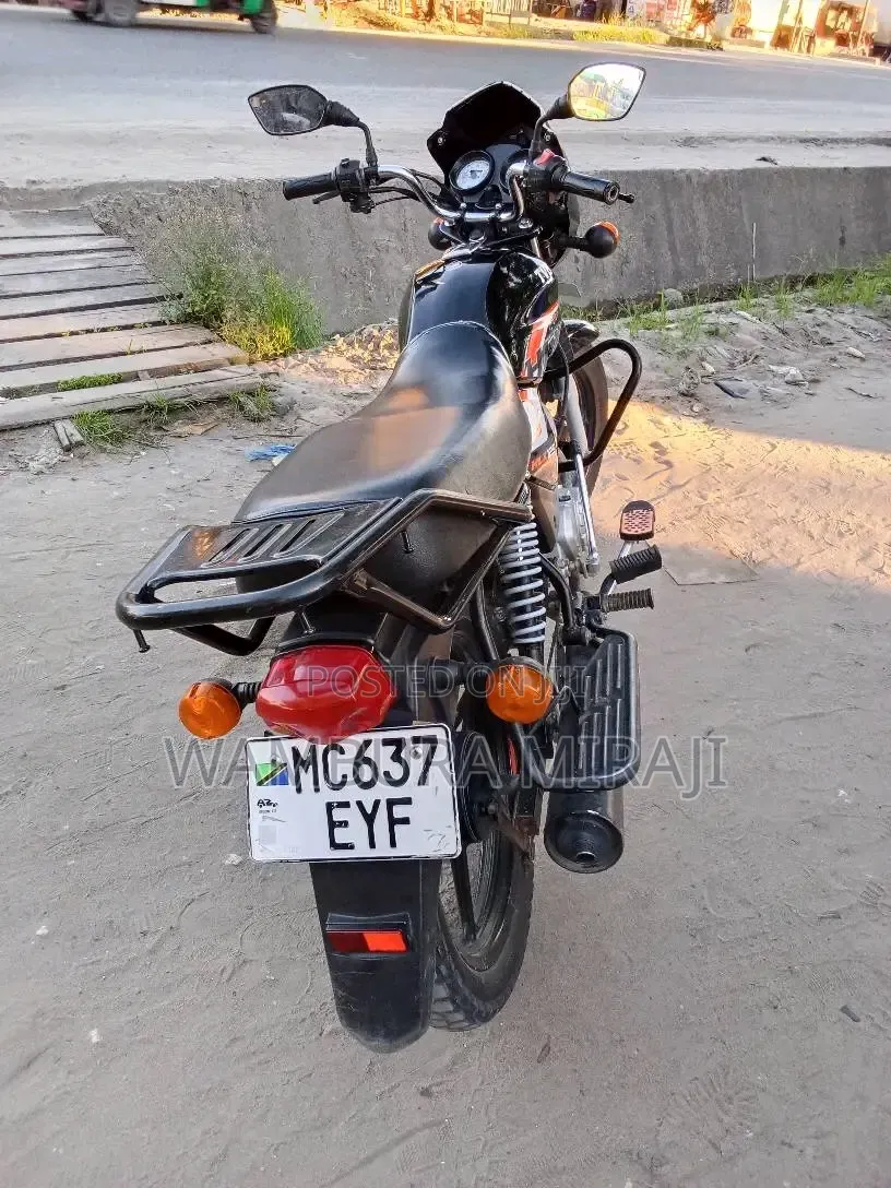 New TVS HLX 125 2025 Black