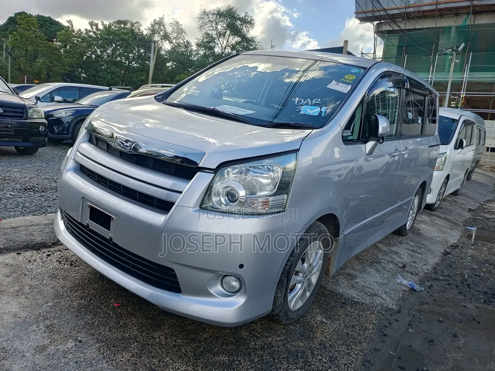 Toyota Noah 2.0 143hp AWD (7 Seater) 2009 Silver