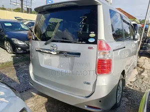 Toyota Noah 2.0 143hp AWD (7 Seater) 2009 Silver