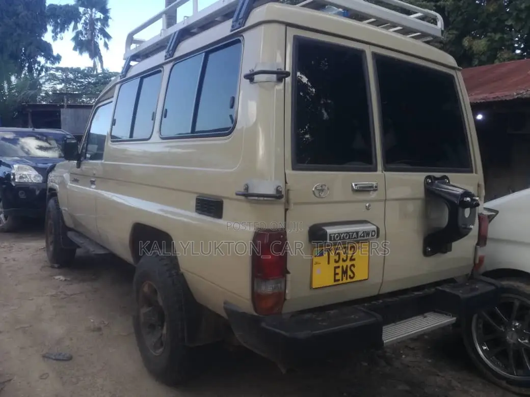 Toyota Land Cruiser 2002 Gold