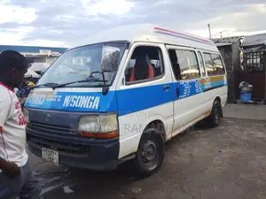 Toyota HiAce 2005 White
