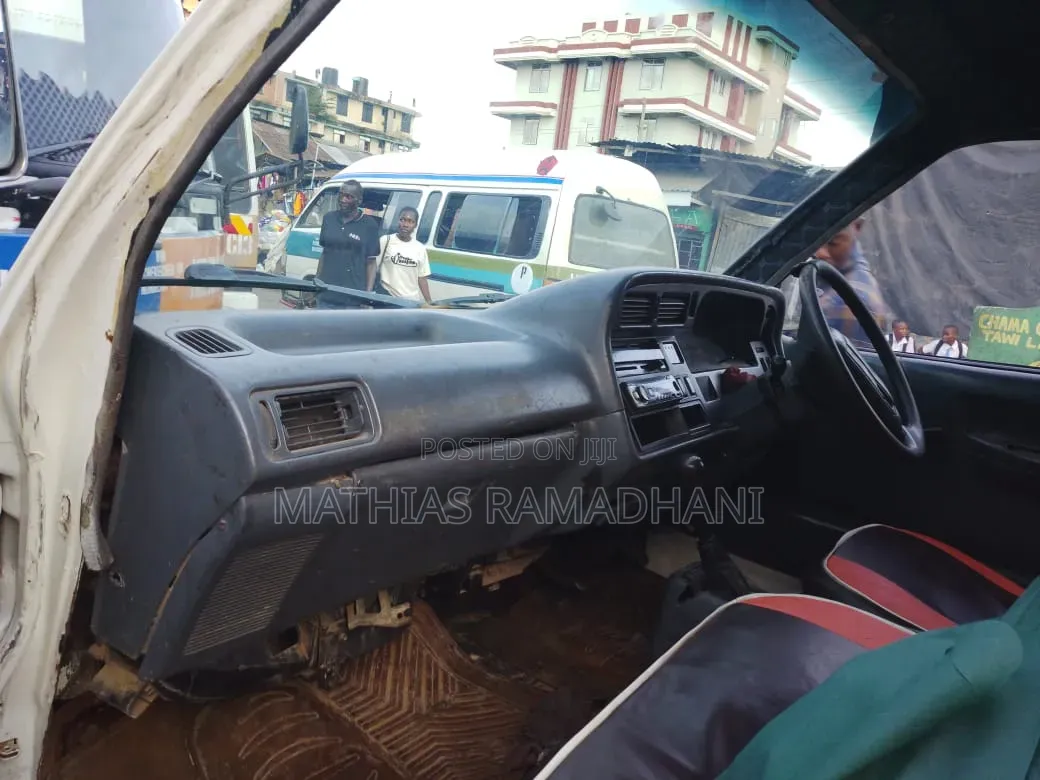 Toyota HiAce 2005 White