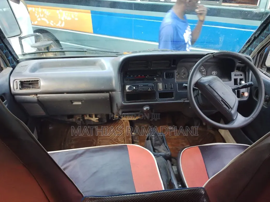 Toyota HiAce 2005 White