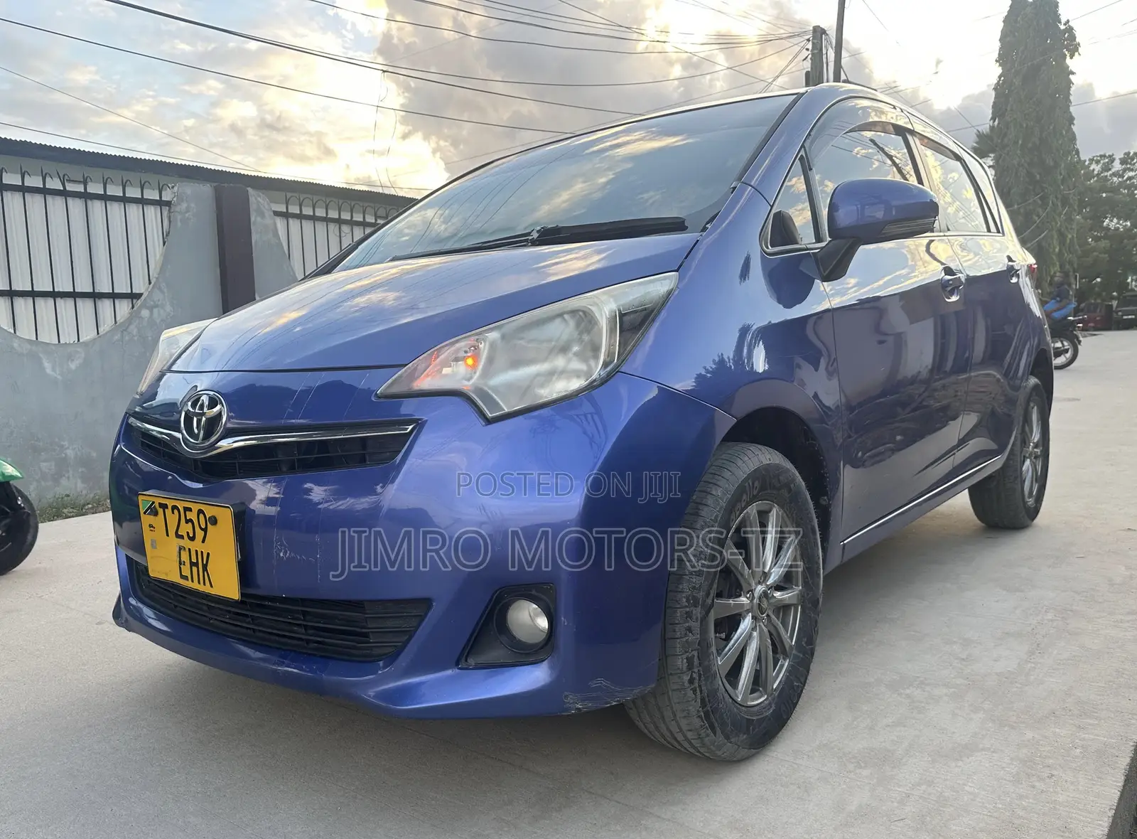 Toyota Ractis 2010 Blue