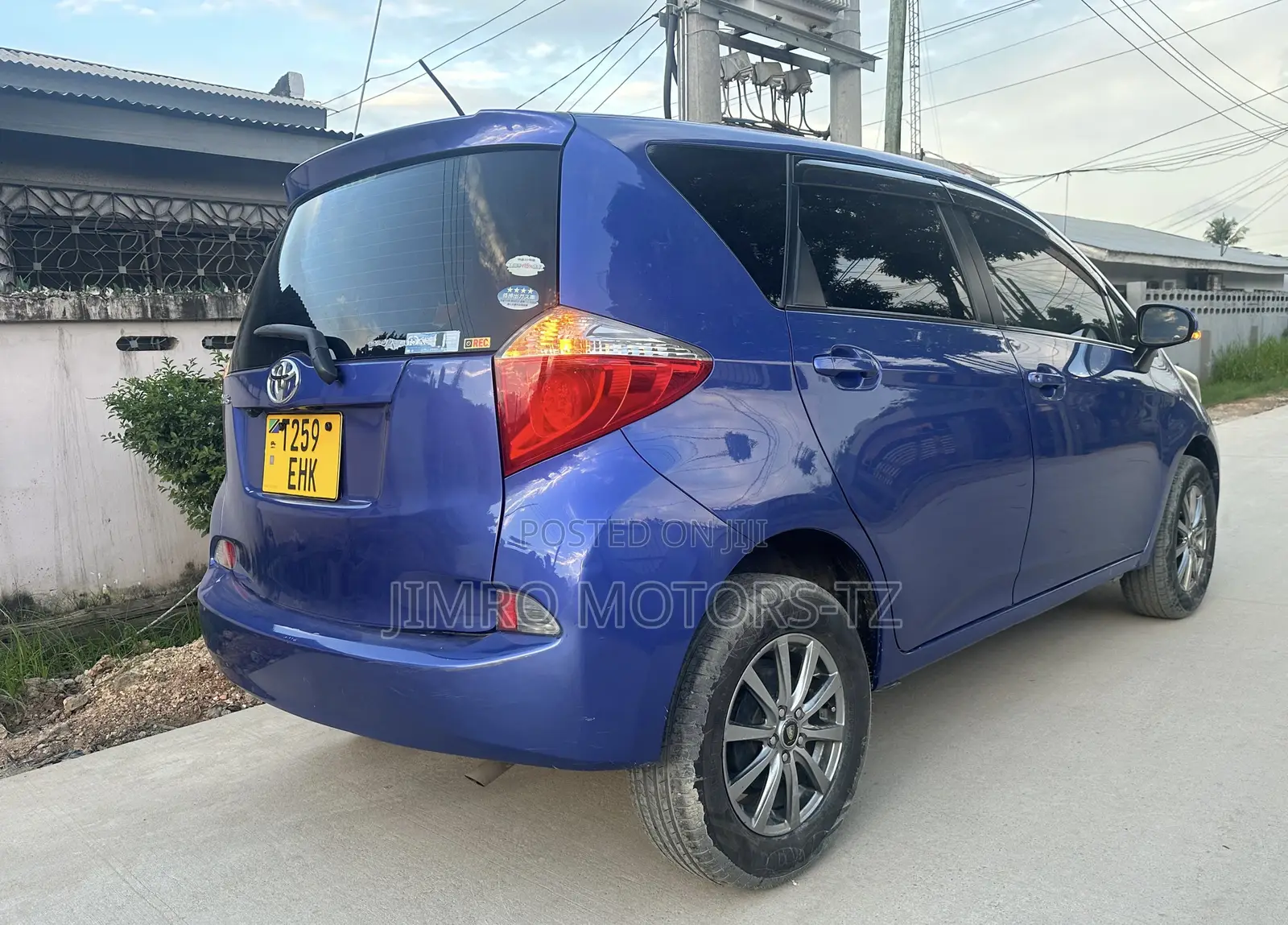 Toyota Ractis 2010 Blue