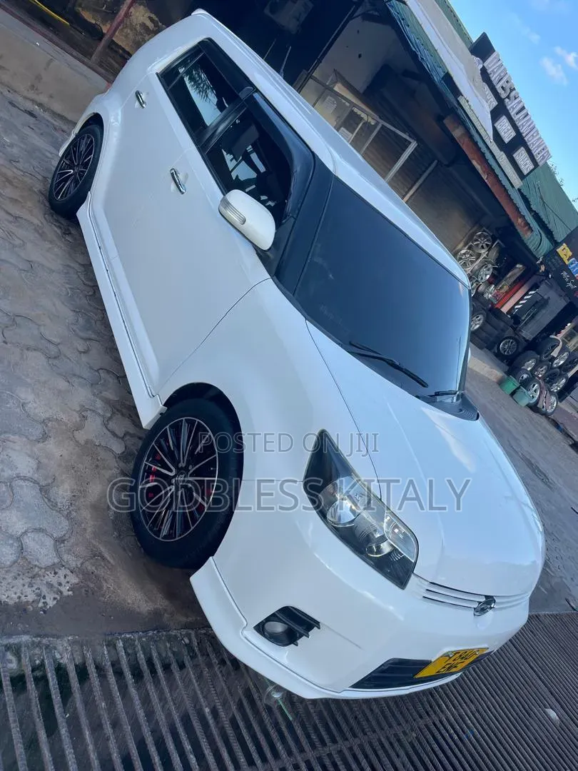 Toyota Corolla Rumion Hatchback 1.5 FWD 2009 White