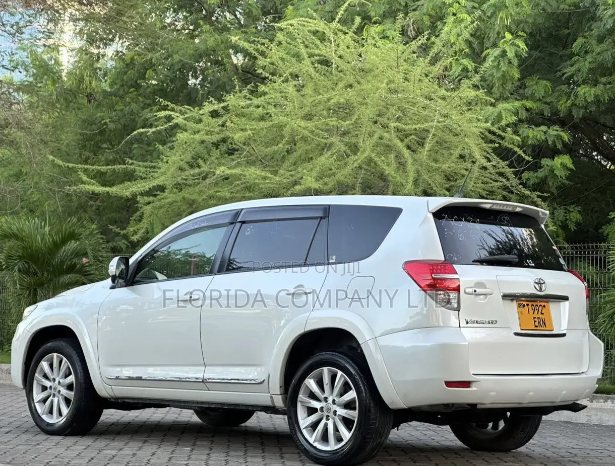 Toyota Vanguard 2010 White